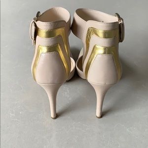 Nine West Heels to Die For!  Sz 7.5 Gold & Buckle